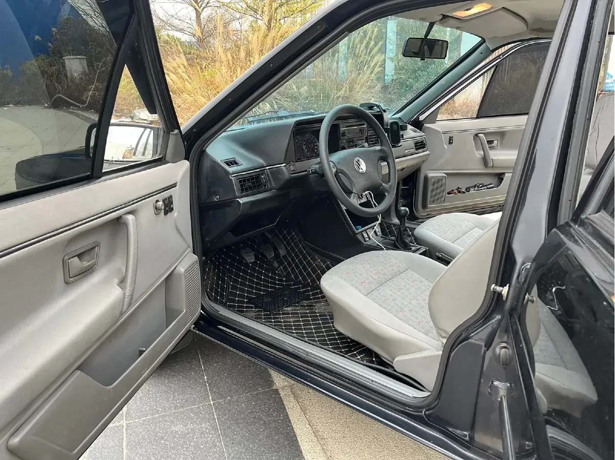 2004 Volkswagen Santana Classic 1.6L 87HP L4 5MT,autocango,china used car exporter,china ev exporter,chinese used car exporter,chinese used ev exporter