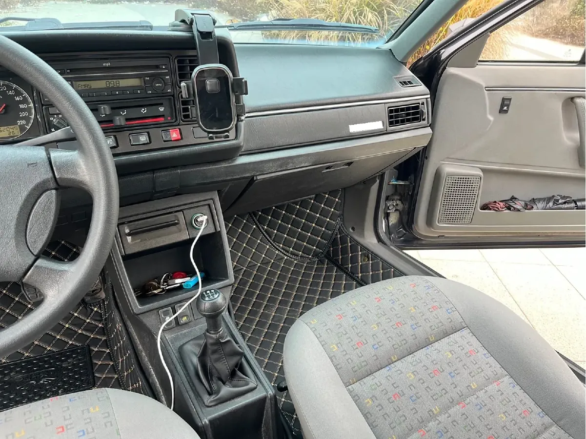 2004 Volkswagen Santana Classic 1.6L 87HP L4 5MT,autocango,china used car exporter,china ev exporter,chinese used car exporter,chinese used ev exporter