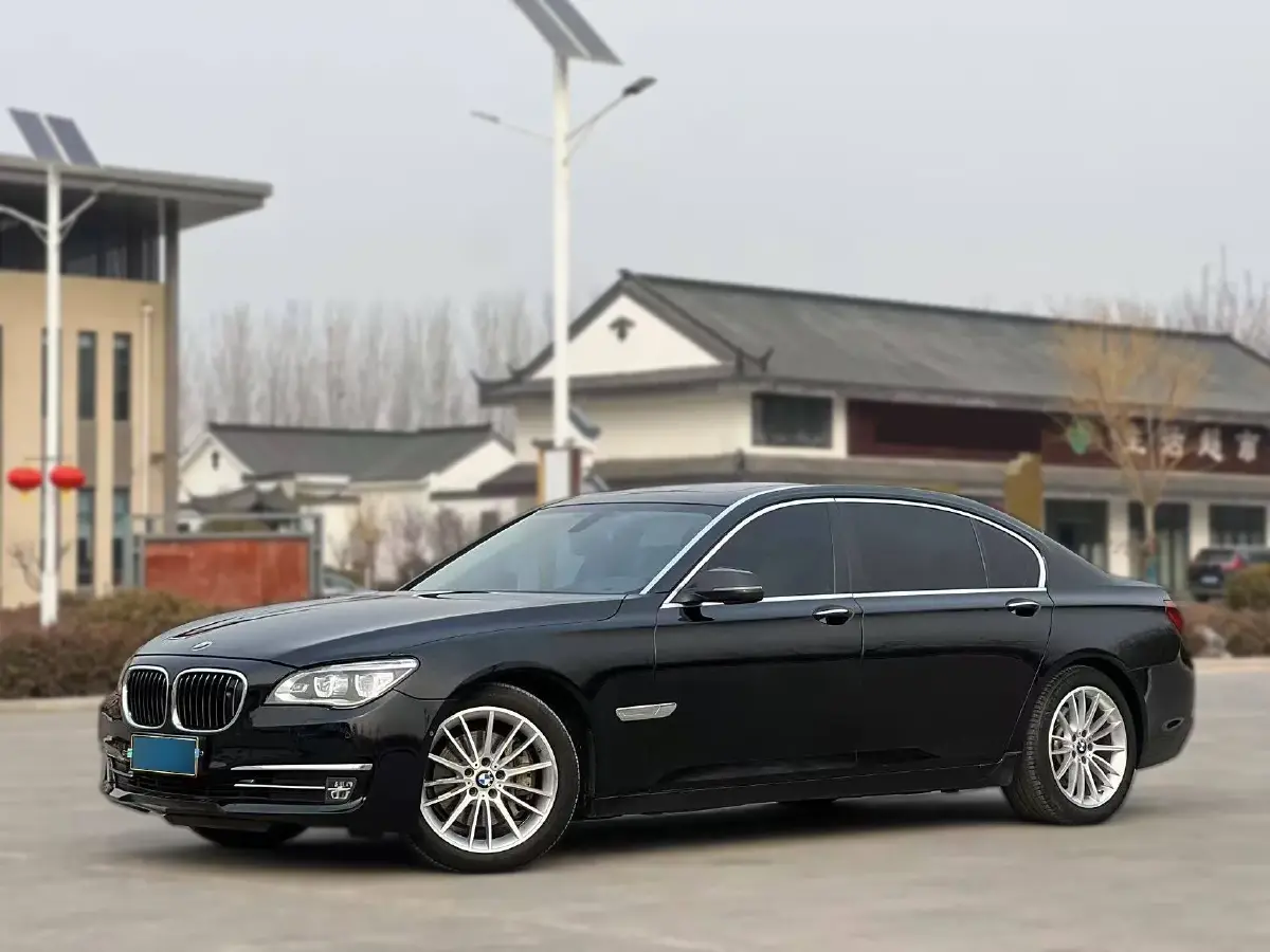 2013 BMW 7 Series 3.0T 320HP L6 8AT