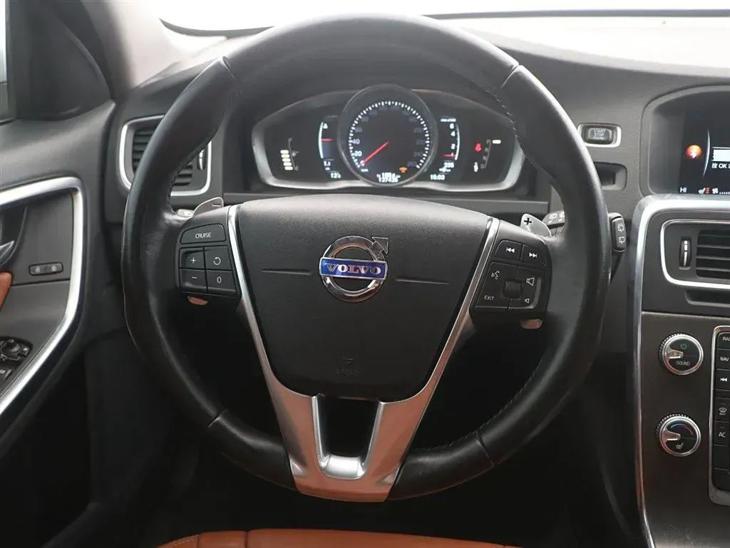 2015 Volvo V60 2.0T 245HP L4 8AT,autocango,china used car exporter,china ev exporter,chinese used car exporter,chinese used ev exporter