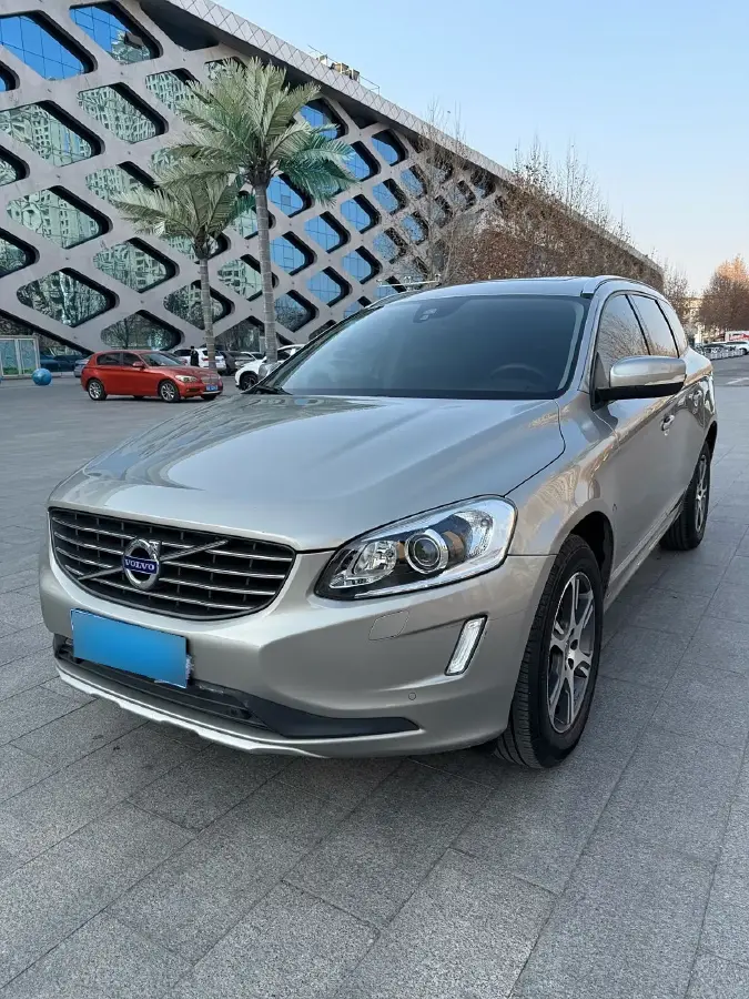2015 Volvo XC60 2.0T 240HP L4 6DCT