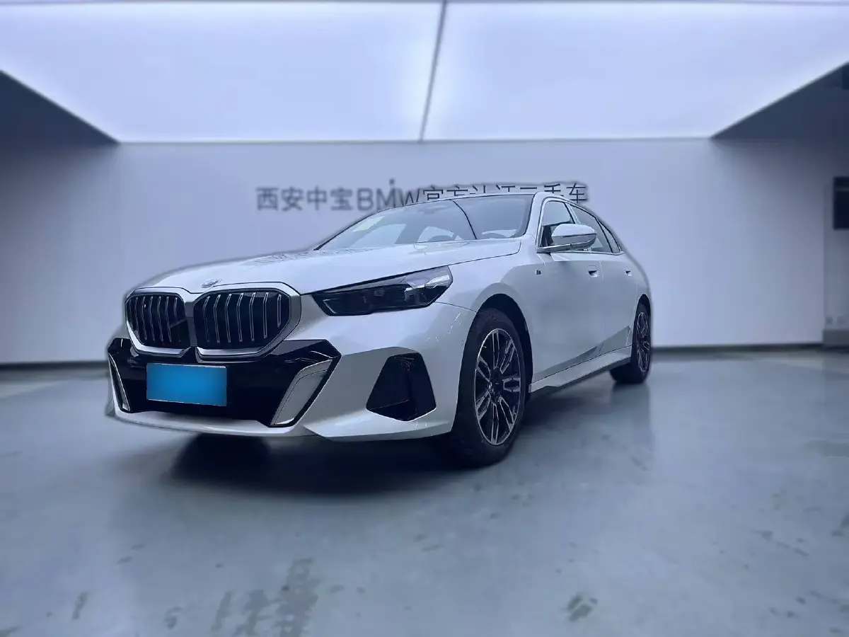 2024 BMW 5 Series 2.0T 190HP L4 8AT