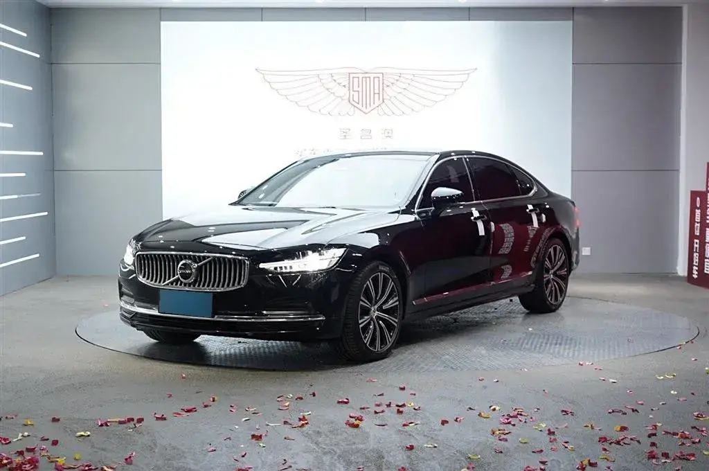 2022 Volvo S90 2.0T 250HP L4 8AT