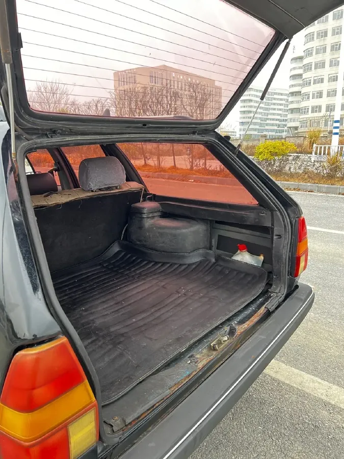 2004 Volkswagen Santana Classic 1.8L 95HP L4 5MT,autocango,china used car exporter,china ev exporter,chinese used car exporter,chinese used ev exporter