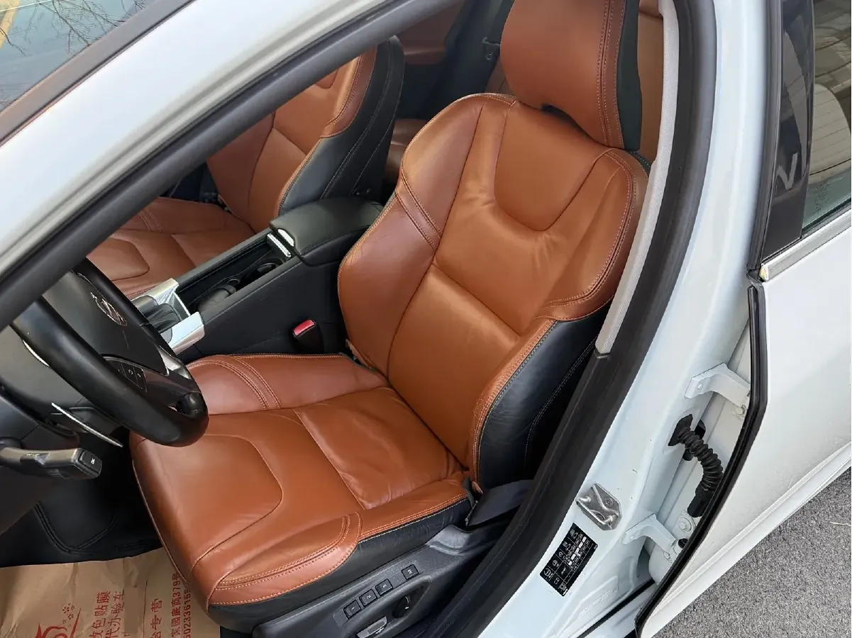 2014 Volvo V60 2.0T 214HP L5 6AT,autocango,china used car exporter,china ev exporter,chinese used car exporter,chinese used ev exporter