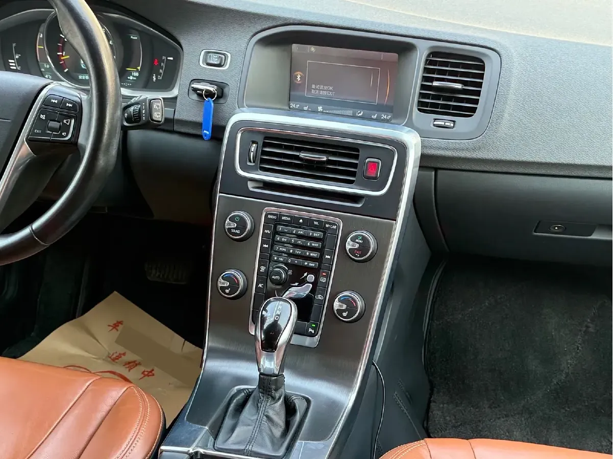 2014 Volvo V60 2.0T 214HP L5 6AT,autocango,china used car exporter,china ev exporter,chinese used car exporter,chinese used ev exporter