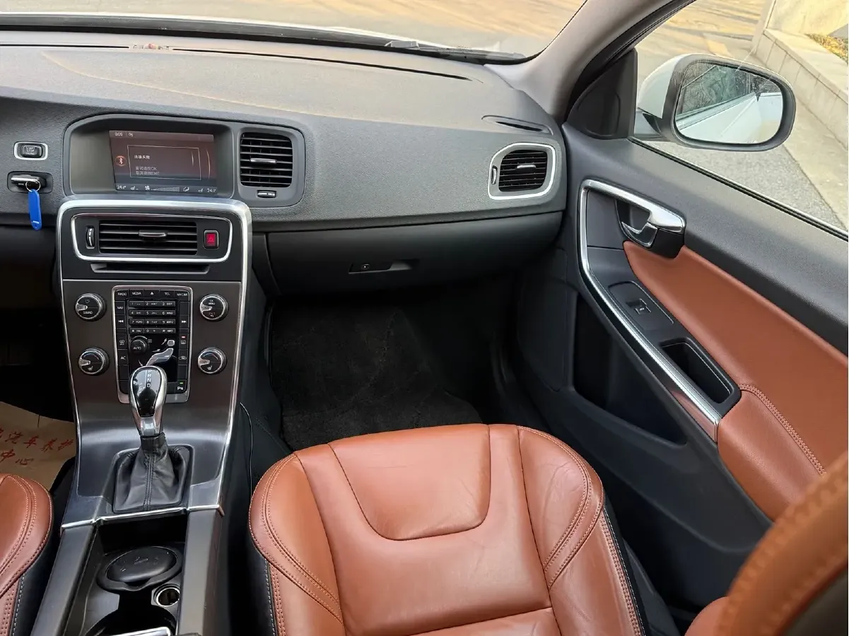 2014 Volvo V60 2.0T 214HP L5 6AT,autocango,china used car exporter,china ev exporter,chinese used car exporter,chinese used ev exporter