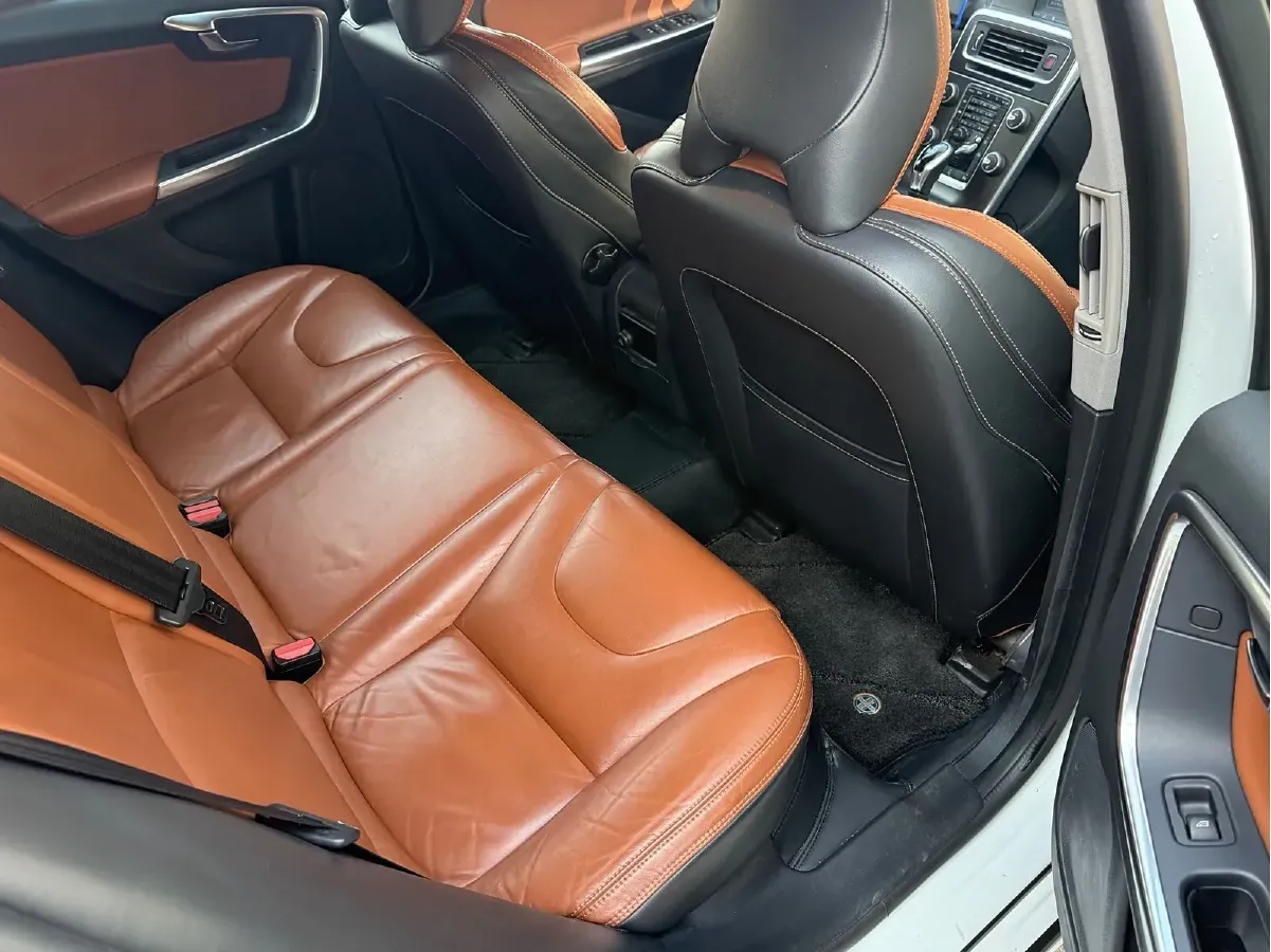 2014 Volvo V60 2.0T 214HP L5 6AT,autocango,china used car exporter,china ev exporter,chinese used car exporter,chinese used ev exporter