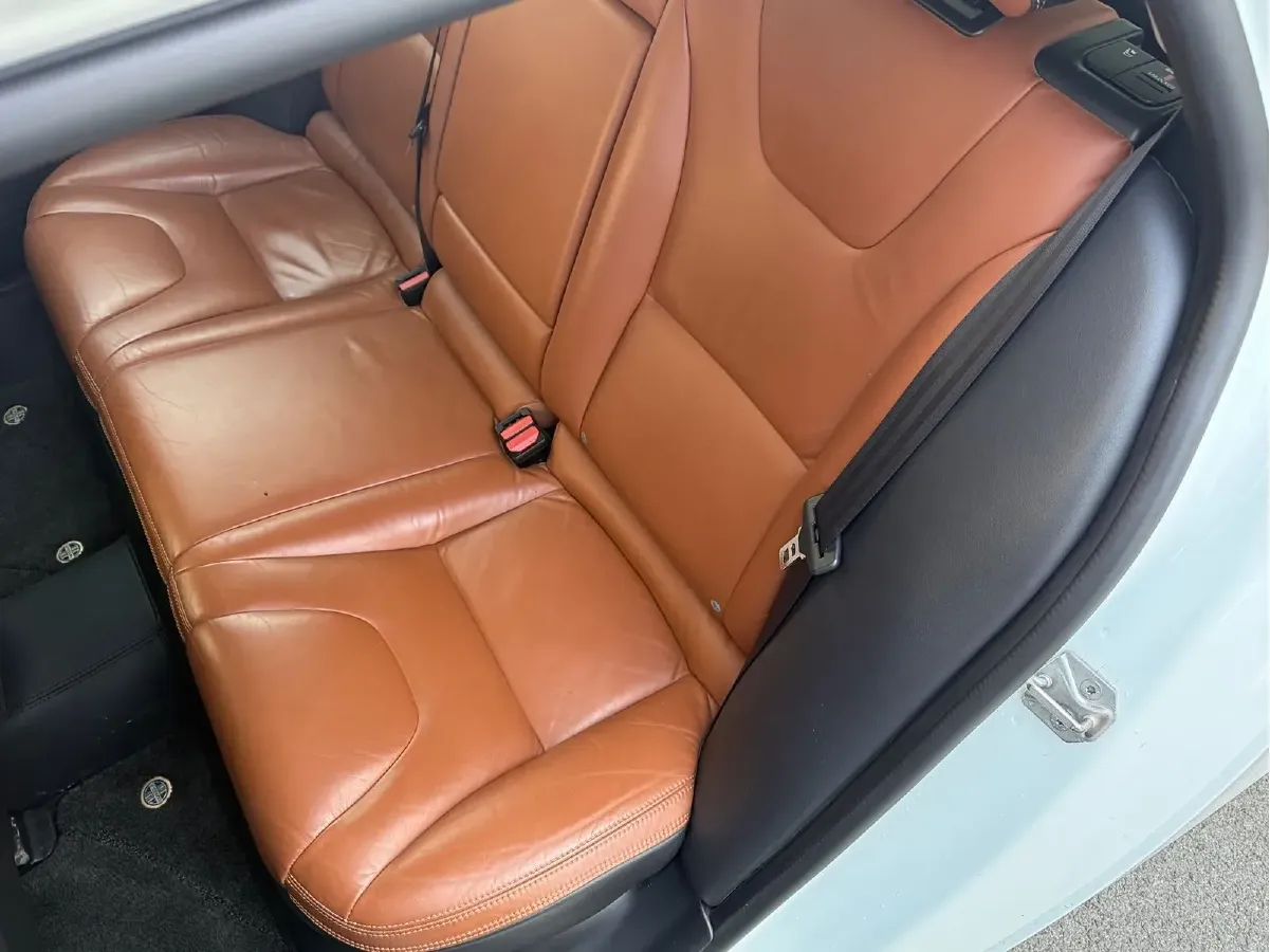 2014 Volvo V60 2.0T 214HP L5 6AT,autocango,china used car exporter,china ev exporter,chinese used car exporter,chinese used ev exporter