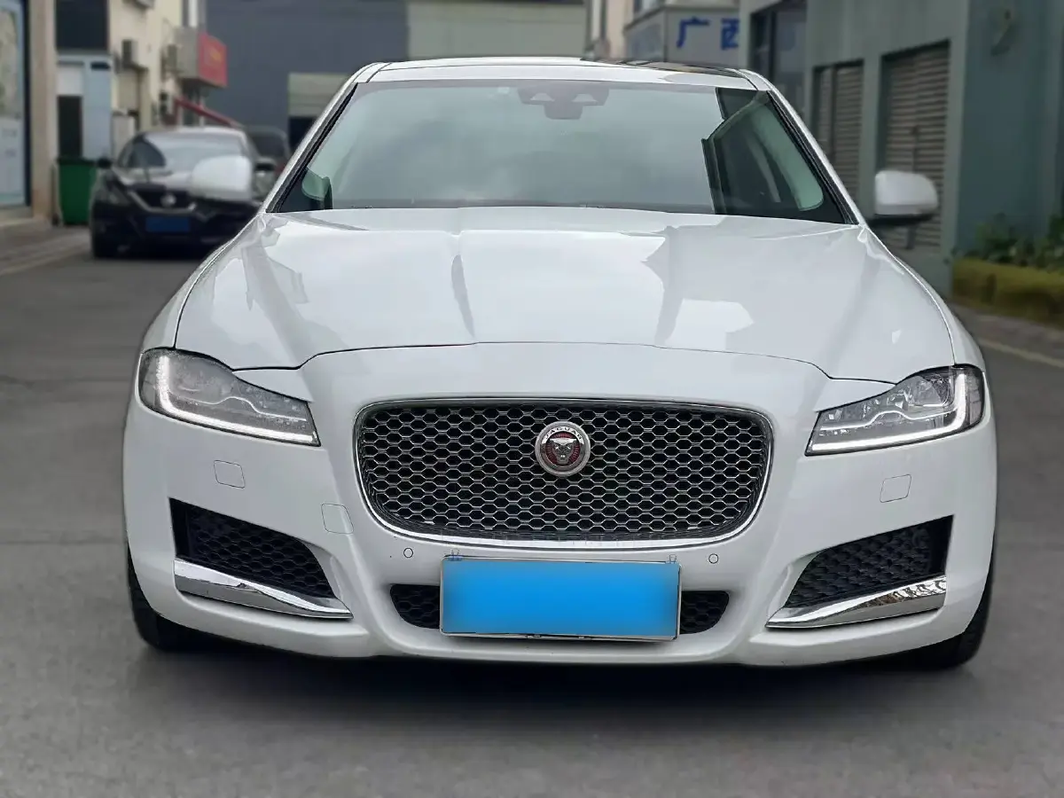 2018 Jaguar XFL 2.0T 250HP L4 8AT