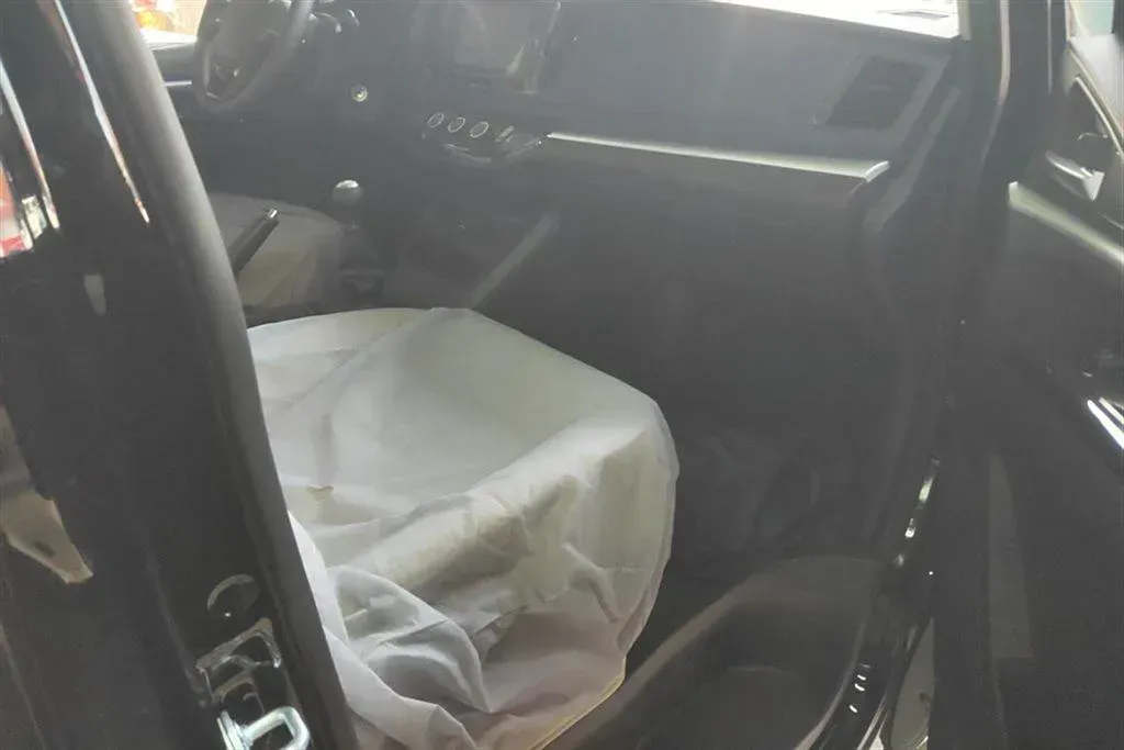 2023 DongFeng Forthing LingZhi 1.6L 116HP L4 5MT,autocango,china used car exporter,china ev exporter,chinese used car exporter,chinese used ev exporter