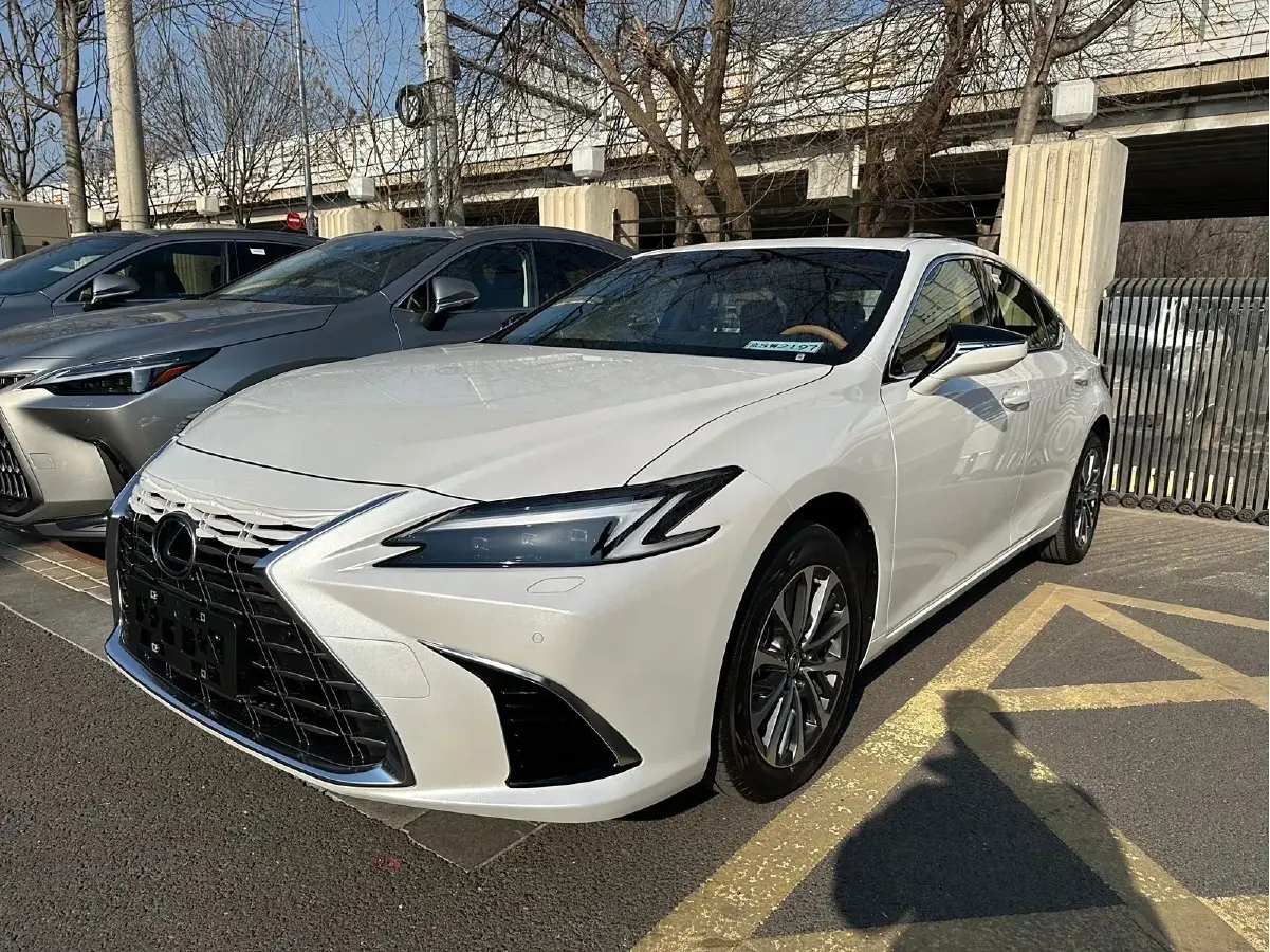 2025 Lexus ES 2.0L 173HP L4 CVT