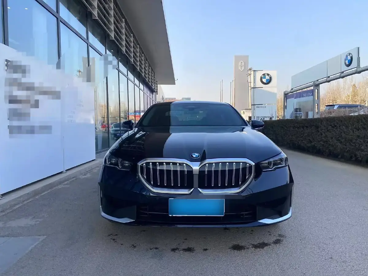 2024 BMW 5 Series 2.0T 190HP L4 8AT