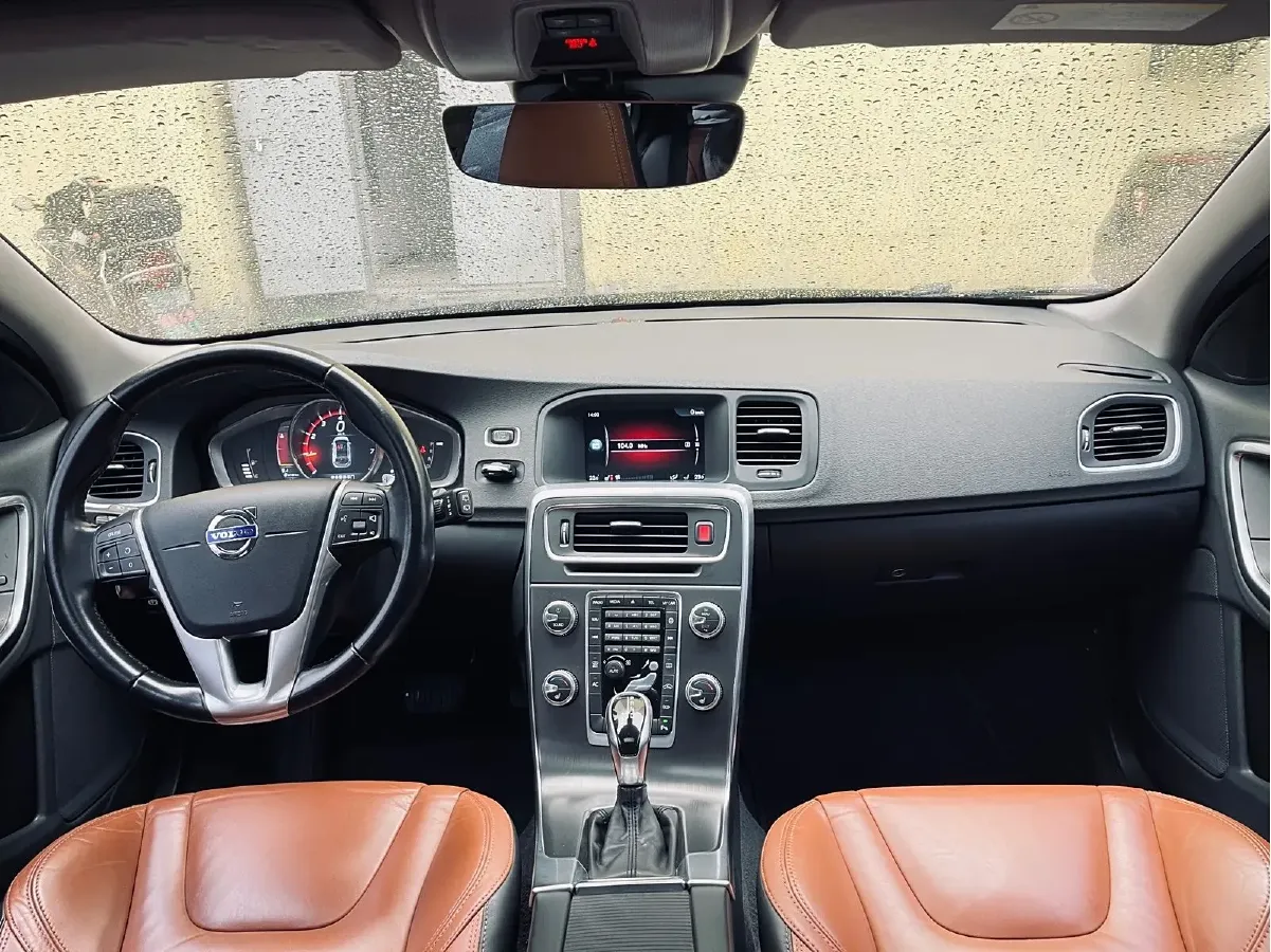 2015 Volvo V60 2.0T 245HP L4 8AT,autocango,china used car exporter,china ev exporter,chinese used car exporter,chinese used ev exporter