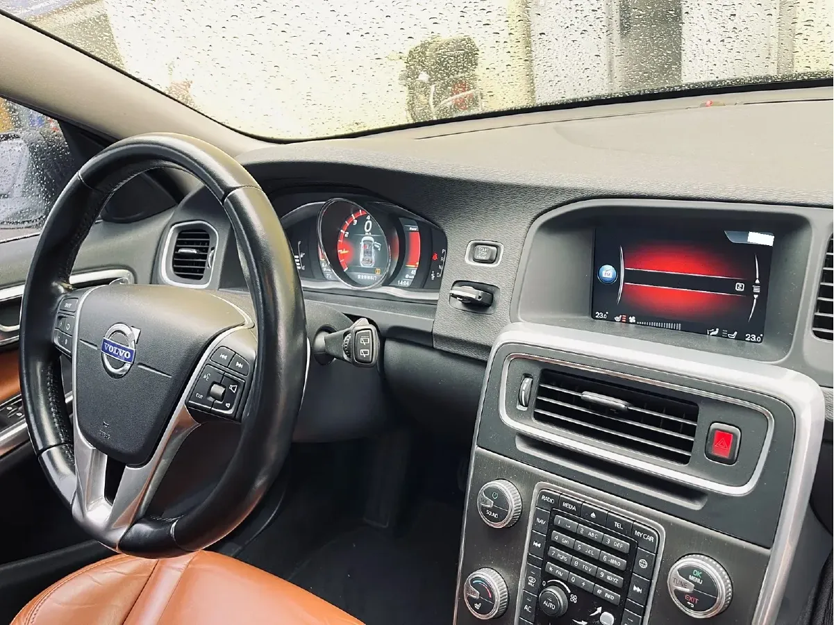 2015 Volvo V60 2.0T 245HP L4 8AT,autocango,china used car exporter,china ev exporter,chinese used car exporter,chinese used ev exporter