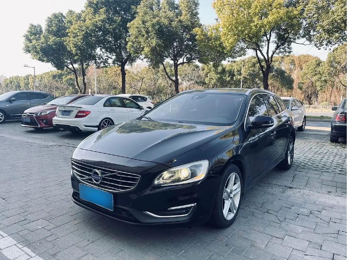 2015 Volvo V60 2.0T 245HP L4 8AT