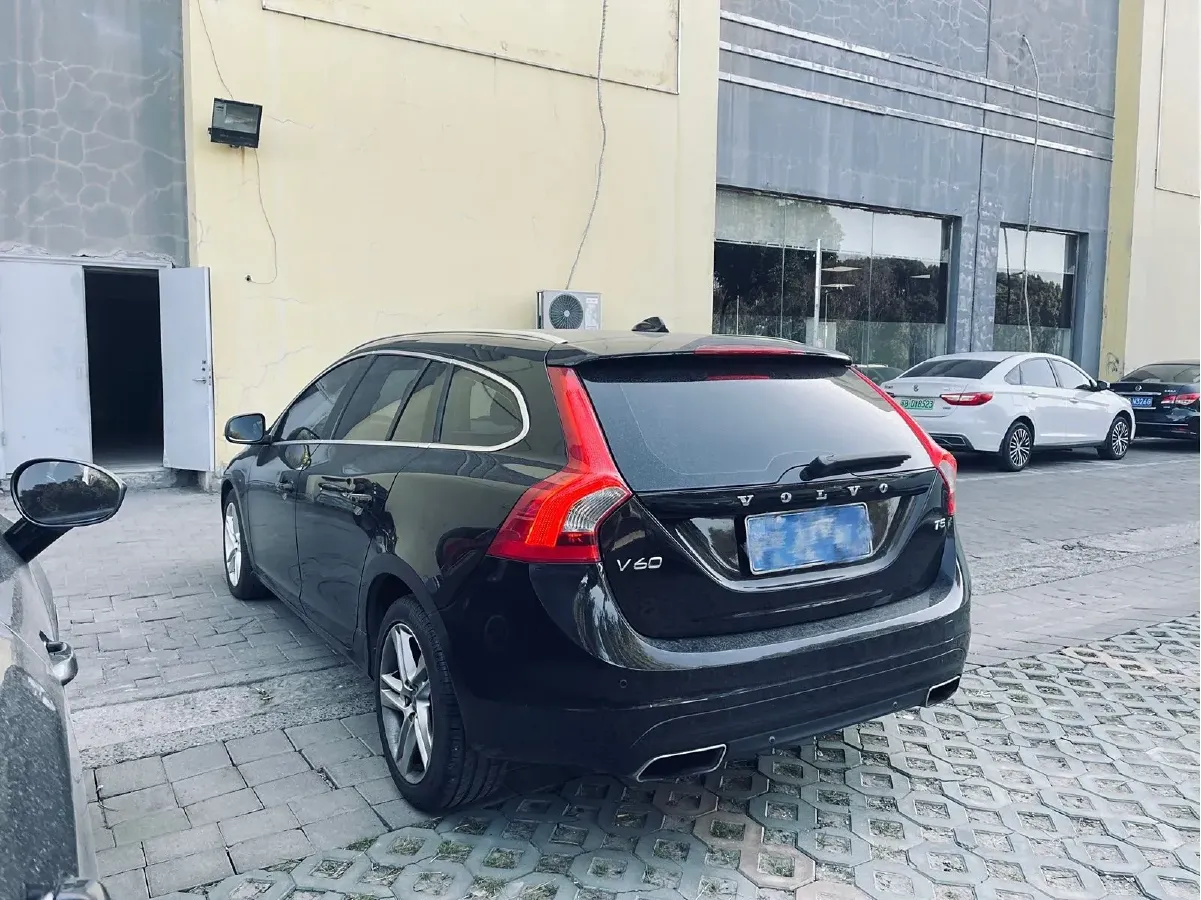 2015 Volvo V60 2.0T 245HP L4 8AT,autocango,china used car exporter,china ev exporter,chinese used car exporter,chinese used ev exporter