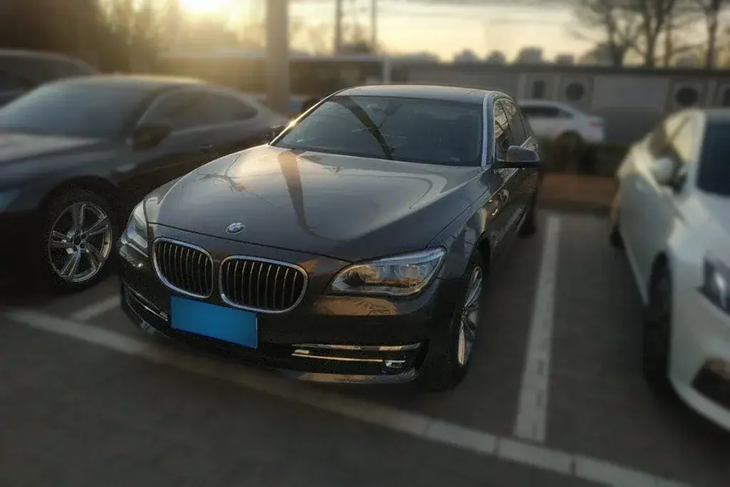 2013 BMW 7 Series 3.0T 320HP L6 8AT
