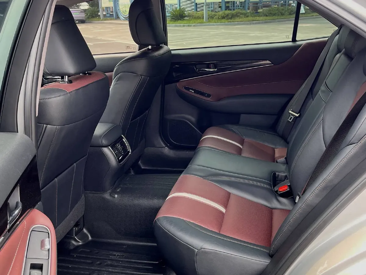 2017 Toyota Crown 2.0T 235HP L4 8AT,autocango,china used car exporter,china ev exporter,chinese used car exporter,chinese used ev exporter