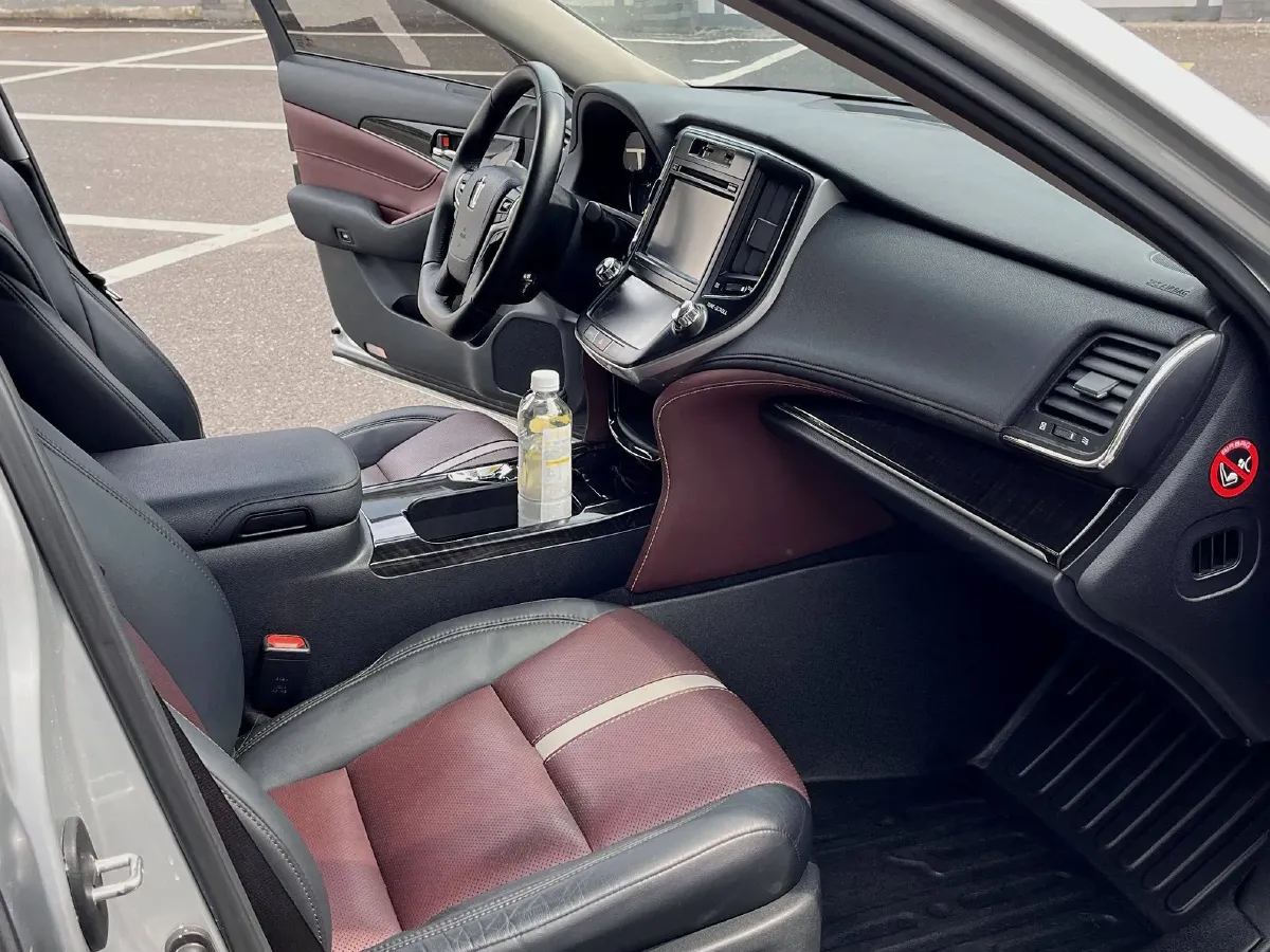 2017 Toyota Crown 2.0T 235HP L4 8AT,autocango,china used car exporter,china ev exporter,chinese used car exporter,chinese used ev exporter