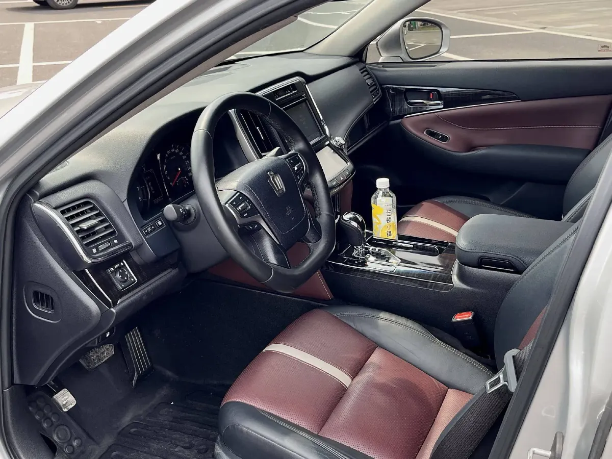 2017 Toyota Crown 2.0T 235HP L4 8AT,autocango,china used car exporter,china ev exporter,chinese used car exporter,chinese used ev exporter