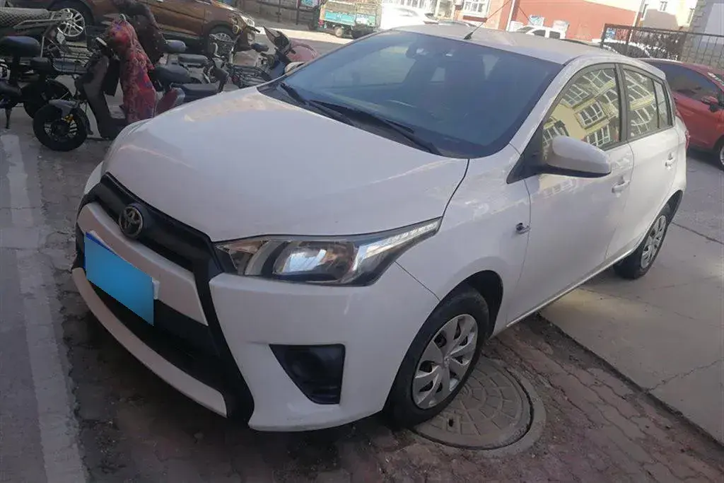 2014 Toyota Yaris L 1.3L 99HP L4 5MT