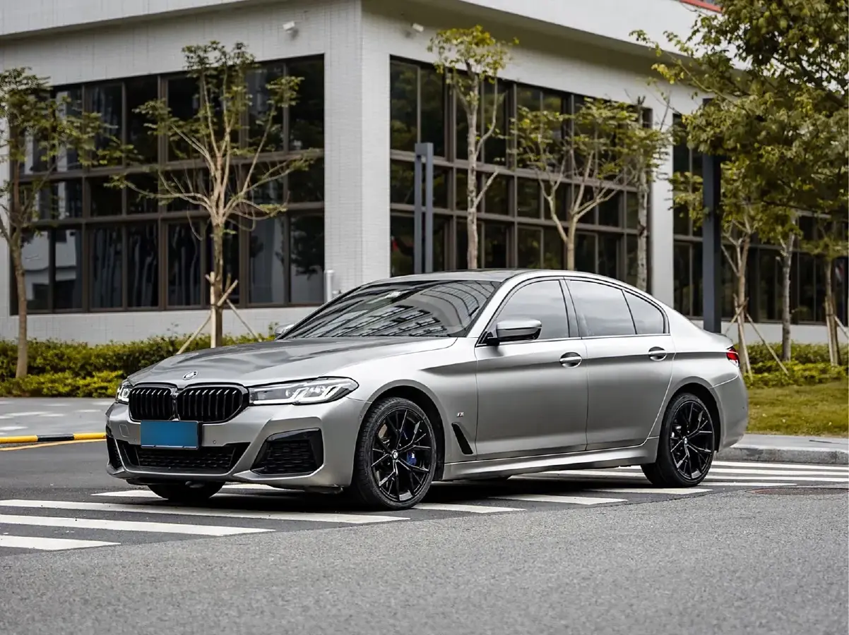 2022 BMW 5 Series 3.0T 340HP L6 8AT