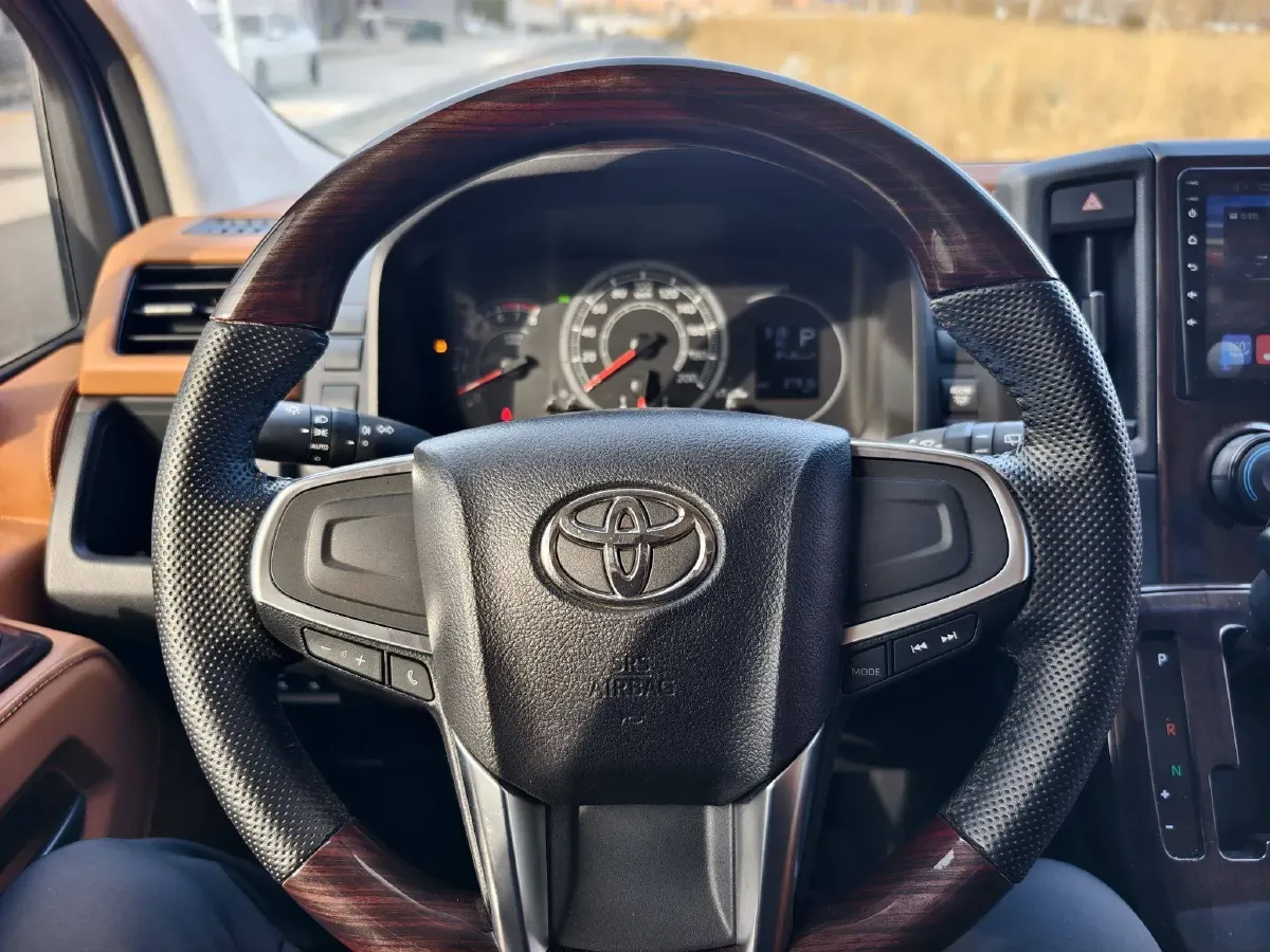 2011 Toyota Hiace 2.7L 154HP L4 5MT,autocango,china used car exporter,china ev exporter,chinese used car exporter,chinese used ev exporter