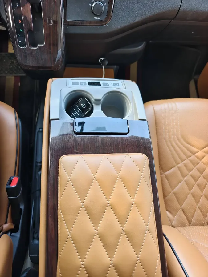 2011 Toyota Hiace 2.7L 154HP L4 5MT,autocango,china used car exporter,china ev exporter,chinese used car exporter,chinese used ev exporter