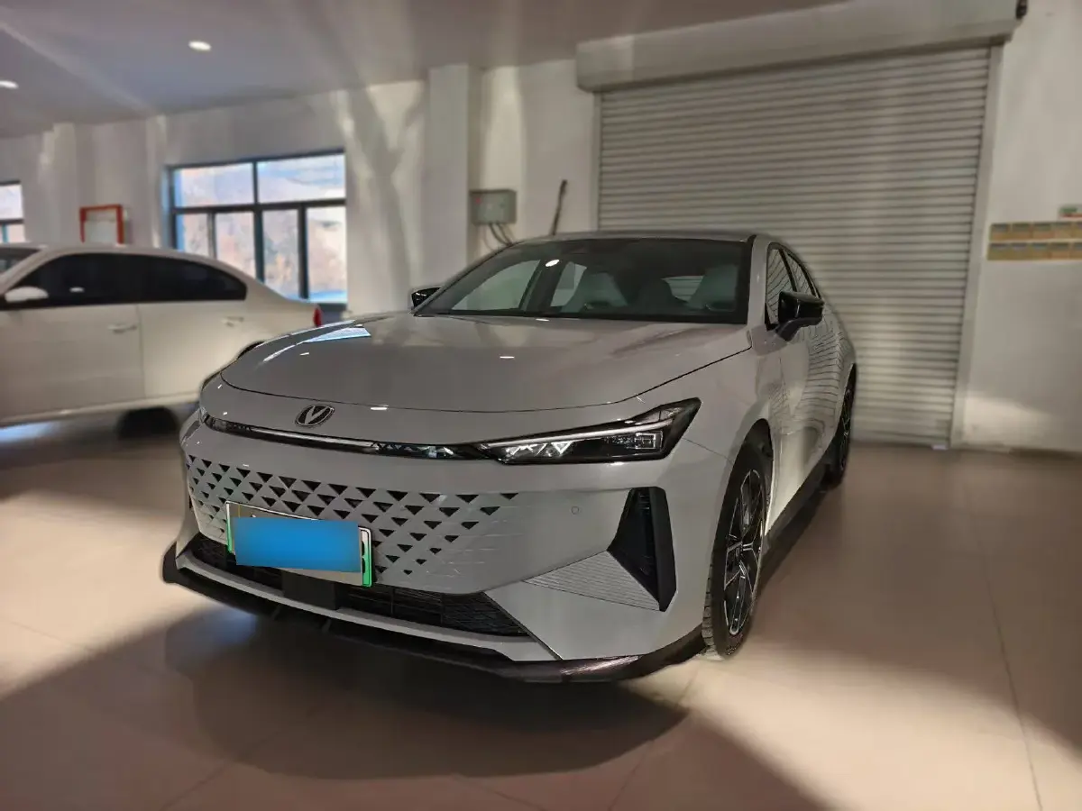 2024 ChangAn UNI-V iDD 1.5L 110HP L4 E-CVT PHEV 18.99KWH