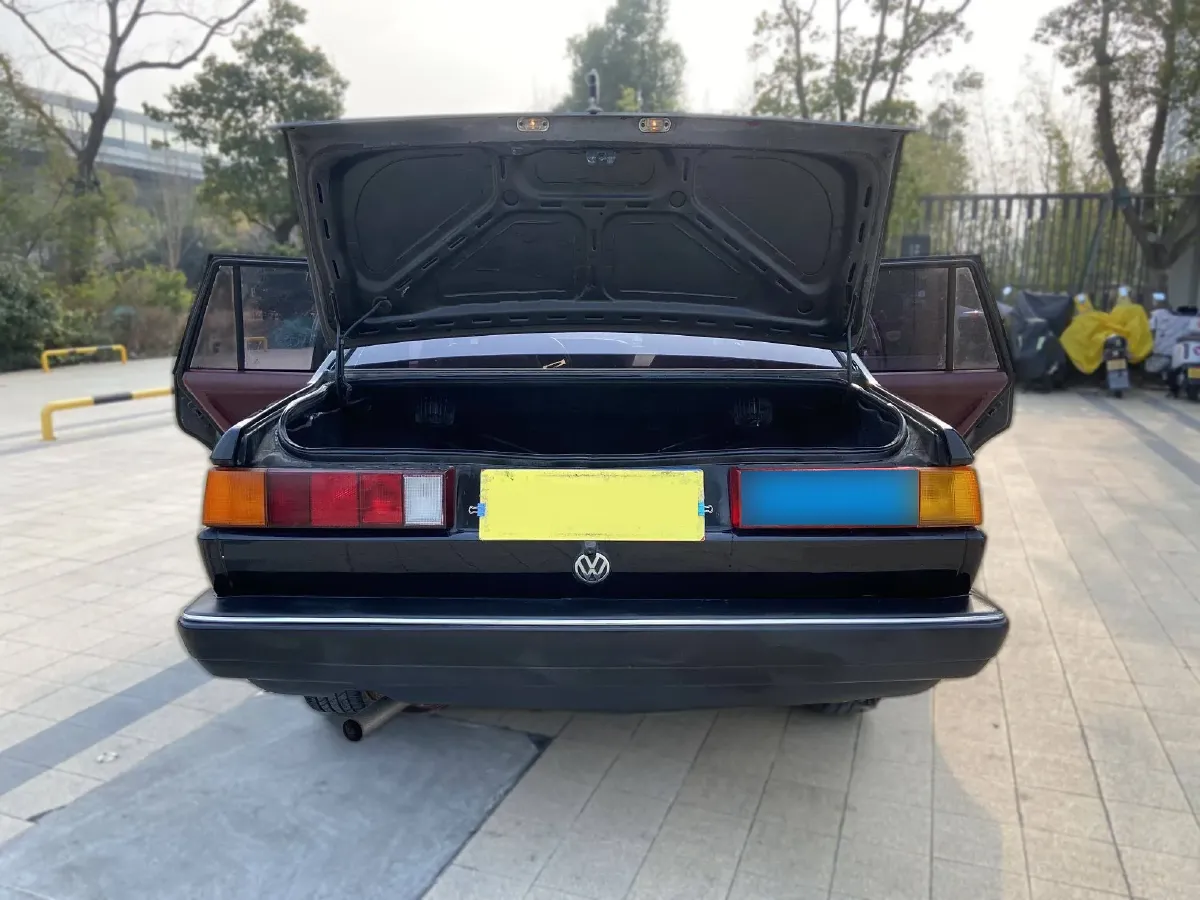 2004 Volkswagen Santana Classic 1.6L 87HP L4 5MT,autocango,china used car exporter,china ev exporter,chinese used car exporter,chinese used ev exporter