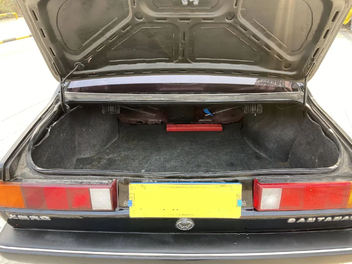 2004 Volkswagen Santana Classic 1.6L 87HP L4 5MT,autocango,china used car exporter,china ev exporter,chinese used car exporter,chinese used ev exporter