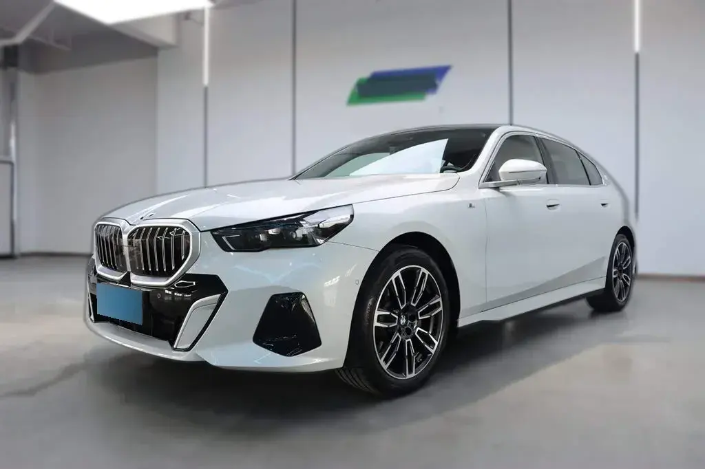 2024 BMW 5 Series 2.0T 258HP L4 8AT