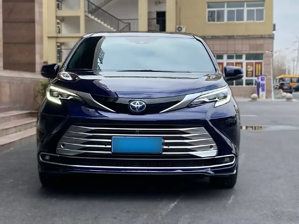 2023 Toyota Sienna 2.5L 189HP L4 E-CVT Hybrid