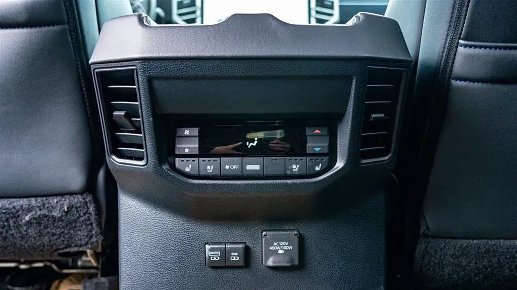 2023 HongQi H6 2.0T 224HP L4 8AT,autocango,china used car exporter,china ev exporter,chinese used car exporter,chinese used ev exporter