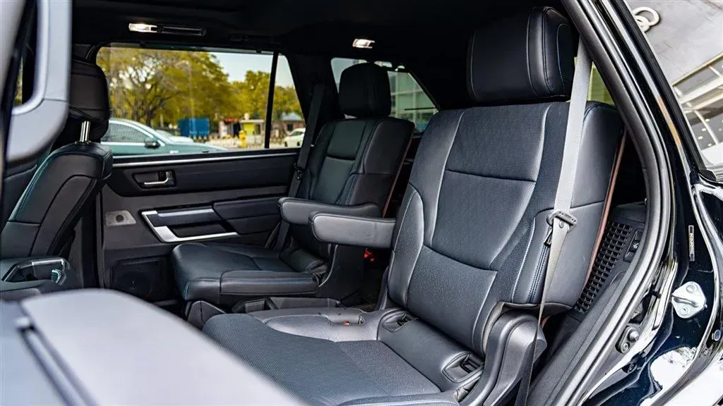 2023 HongQi H6 2.0T 224HP L4 8AT,autocango,china used car exporter,china ev exporter,chinese used car exporter,chinese used ev exporter