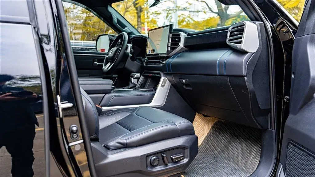 2023 HongQi H6 2.0T 224HP L4 8AT,autocango,china used car exporter,china ev exporter,chinese used car exporter,chinese used ev exporter