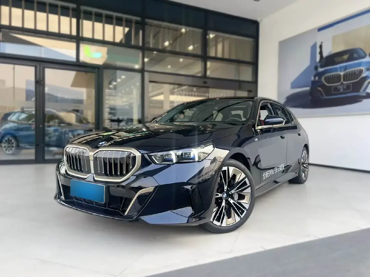 2024 BMW 5 Series 2.0T 258HP L4 8AT