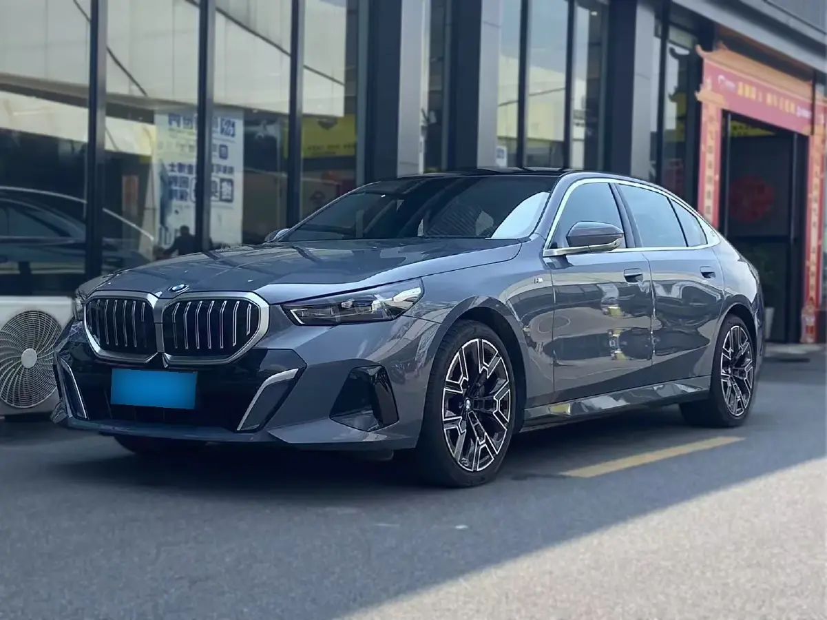 2024 BMW 5 Series 2.0T 258HP L4 8AT