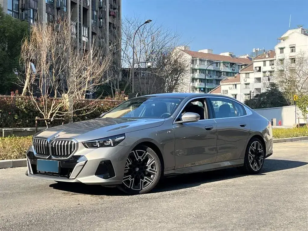 2024 BMW 5 Series 2.0T 258HP L4 8AT