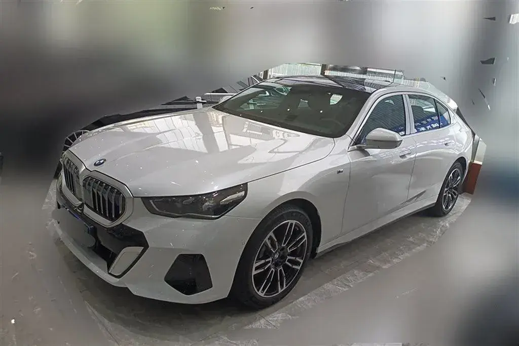 2024 BMW 5 Series 2.0T 258HP L4 8AT