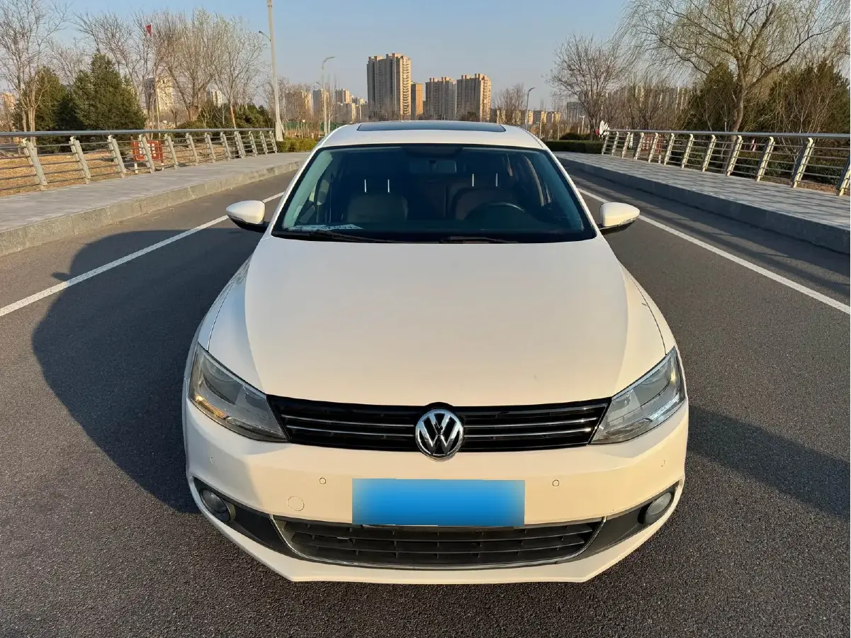 2014 Volkswagen Sagitar 1.4T 131HP L4 7DCT