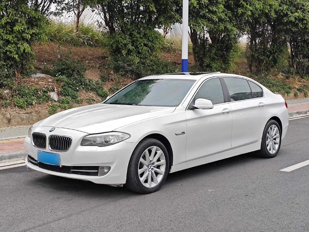 2012 BMW 5 Series 3.0L 258HP L6 8AT