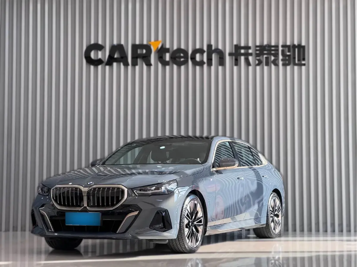 2024 BMW 5 Series 2.0T 258HP L4 8AT