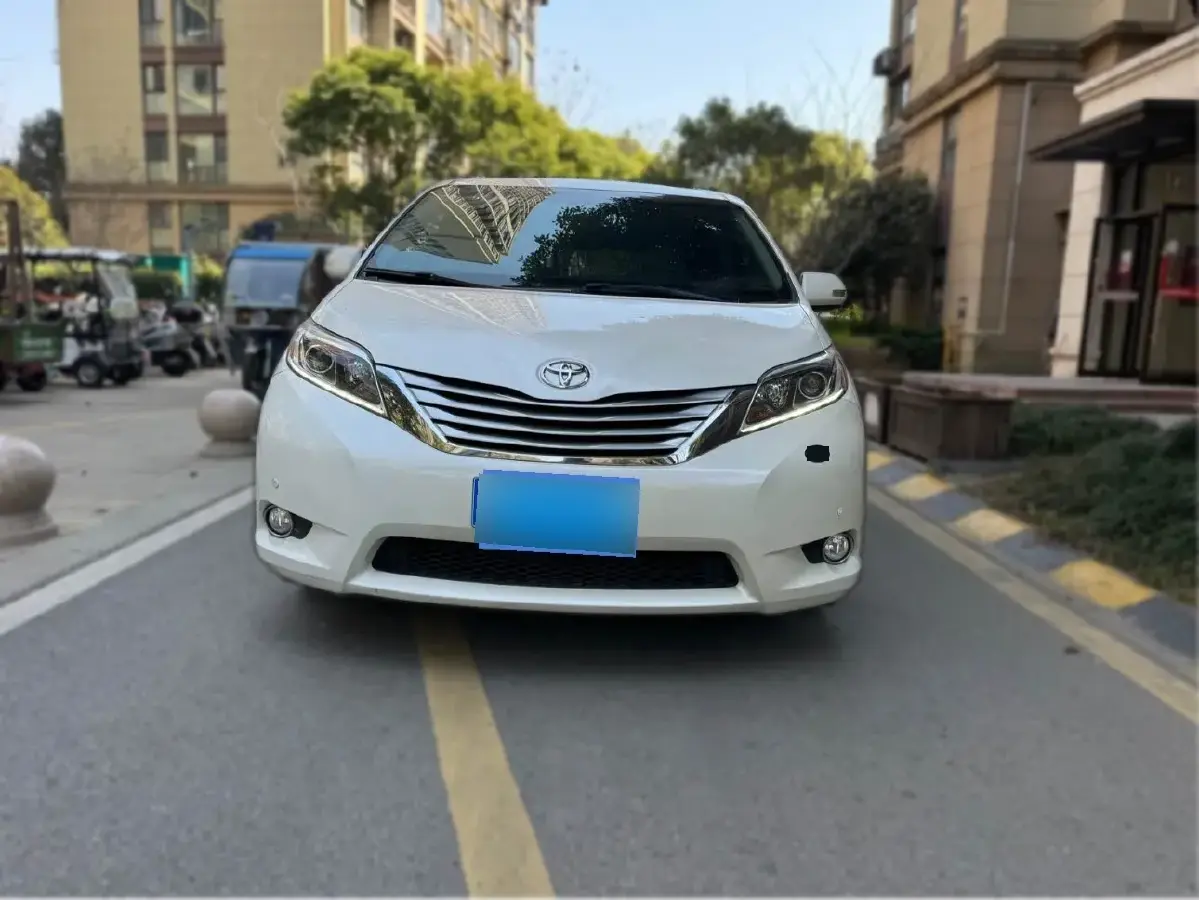 2015 Toyota Sienna 3.5L 269HP V6 6AT