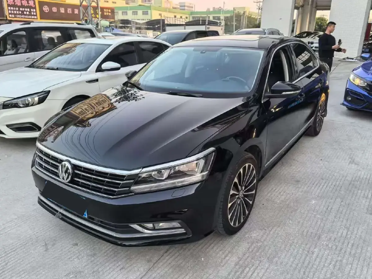 2016 Volkswagen Passat 2.0T 220HP L4 7DCT