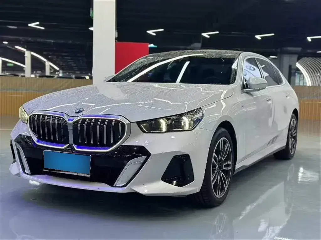 2024 BMW 5 Series 2.0T 258HP L4 8AT