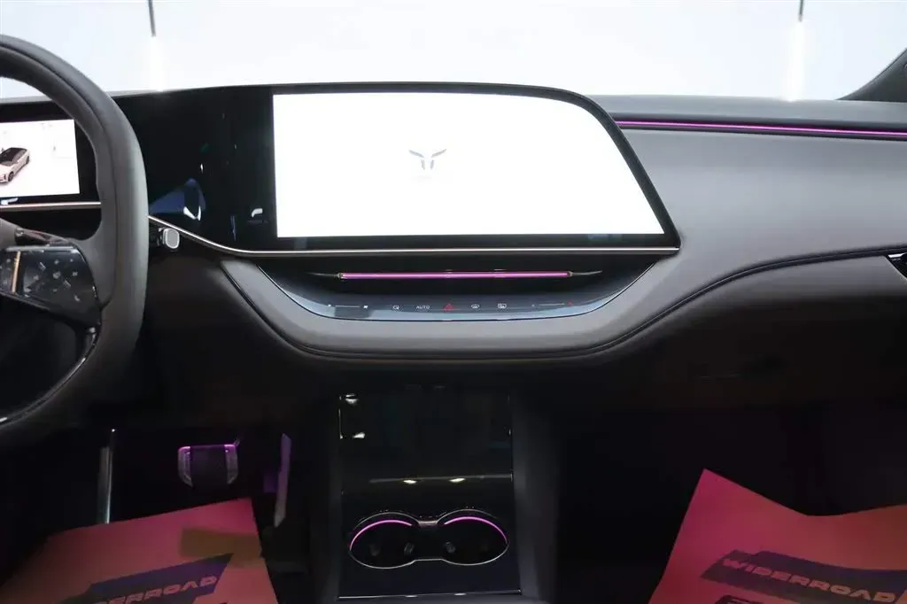 2024 HongQi EH7 BEV 75KWH,autocango,china used car exporter,china ev exporter,chinese used car exporter,chinese used ev exporter