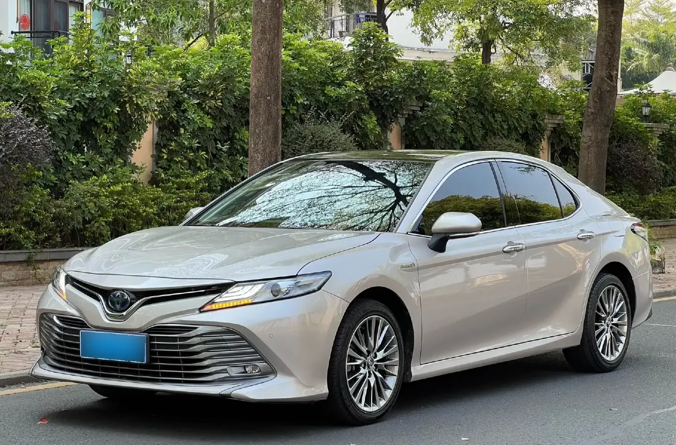2019 Toyota Camry 2.5L 178HP L4 E-CVT Hybrid