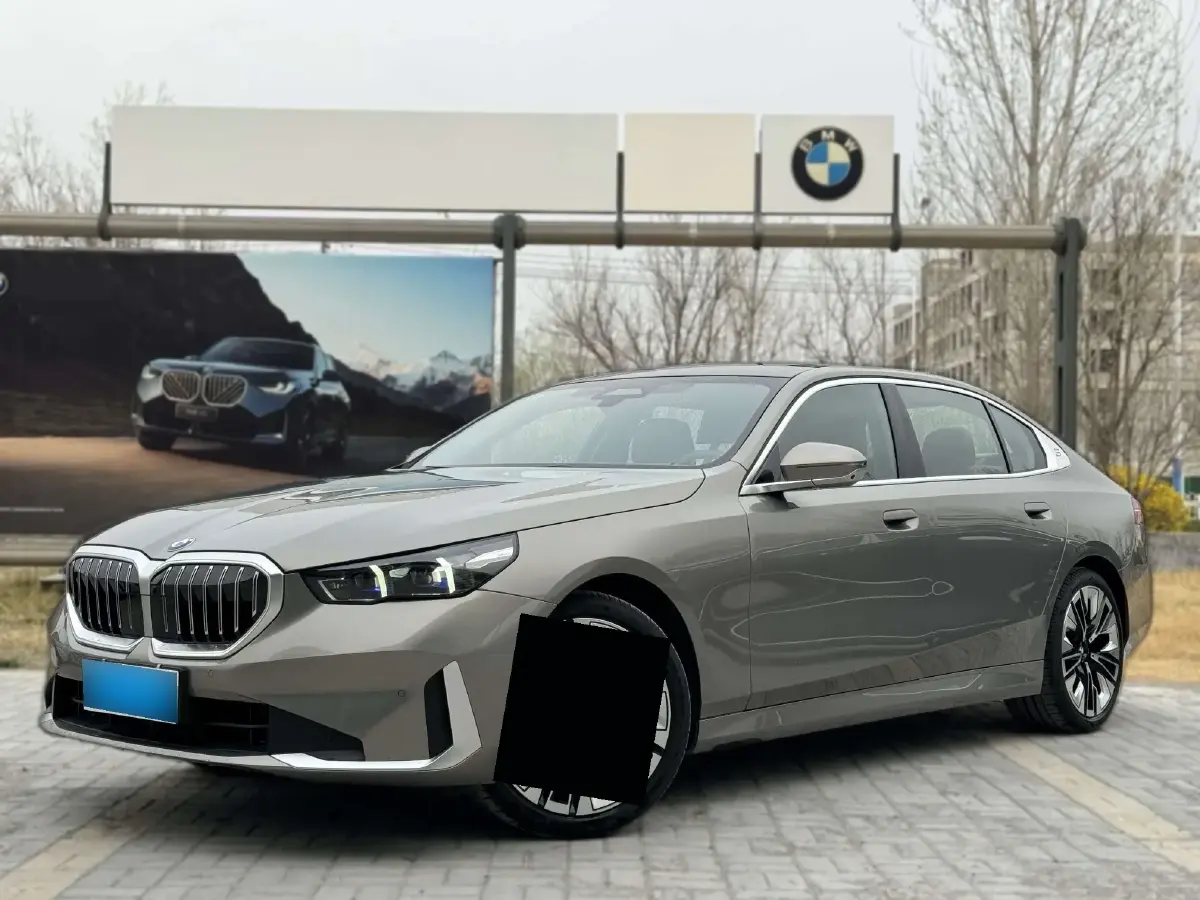 2024 BMW 5 Series 2.0T 258HP L4 8AT